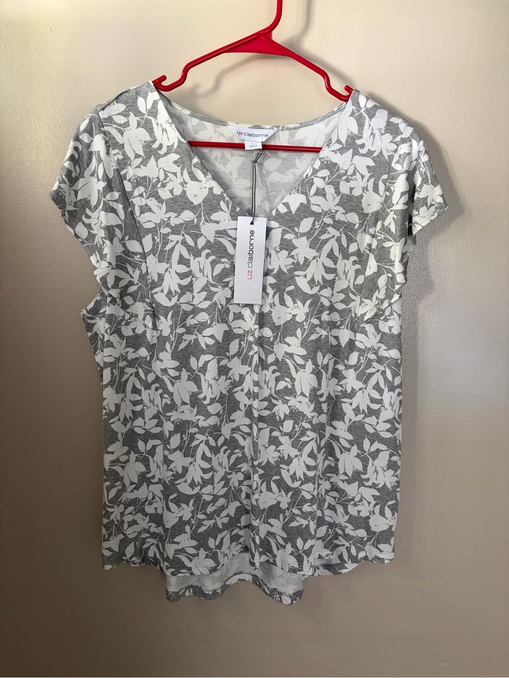 Liz Claiborne Gray and White Floral V-Neck Short Sleeve Top